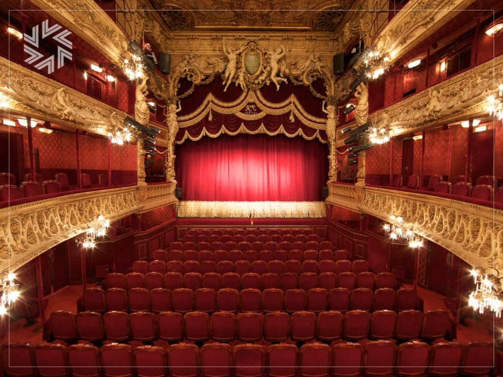 Événement professionnel dans un théâtre patrimonial avec scénographie élégante