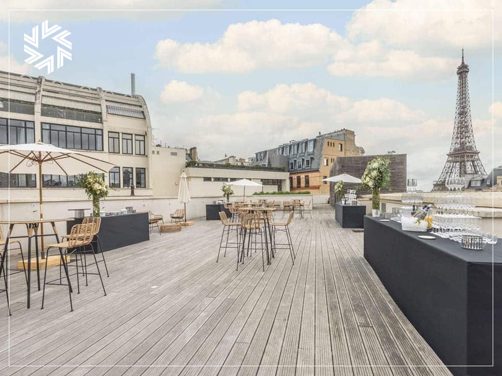 Rooftop parisien avec vue panoramique pour lancement de produit haut de gamme
