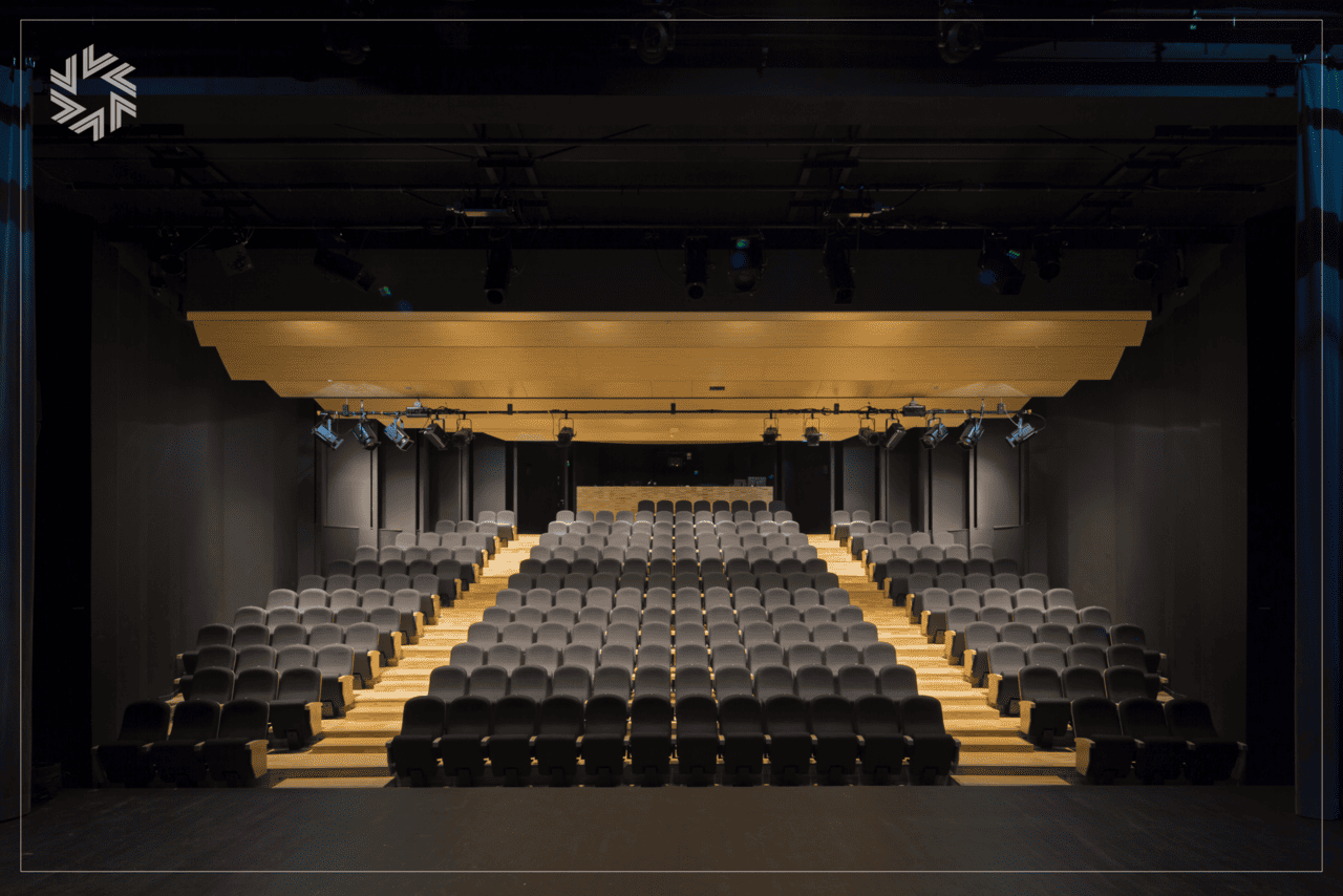 Événement corporate tech dans un lieu contemporain parisien