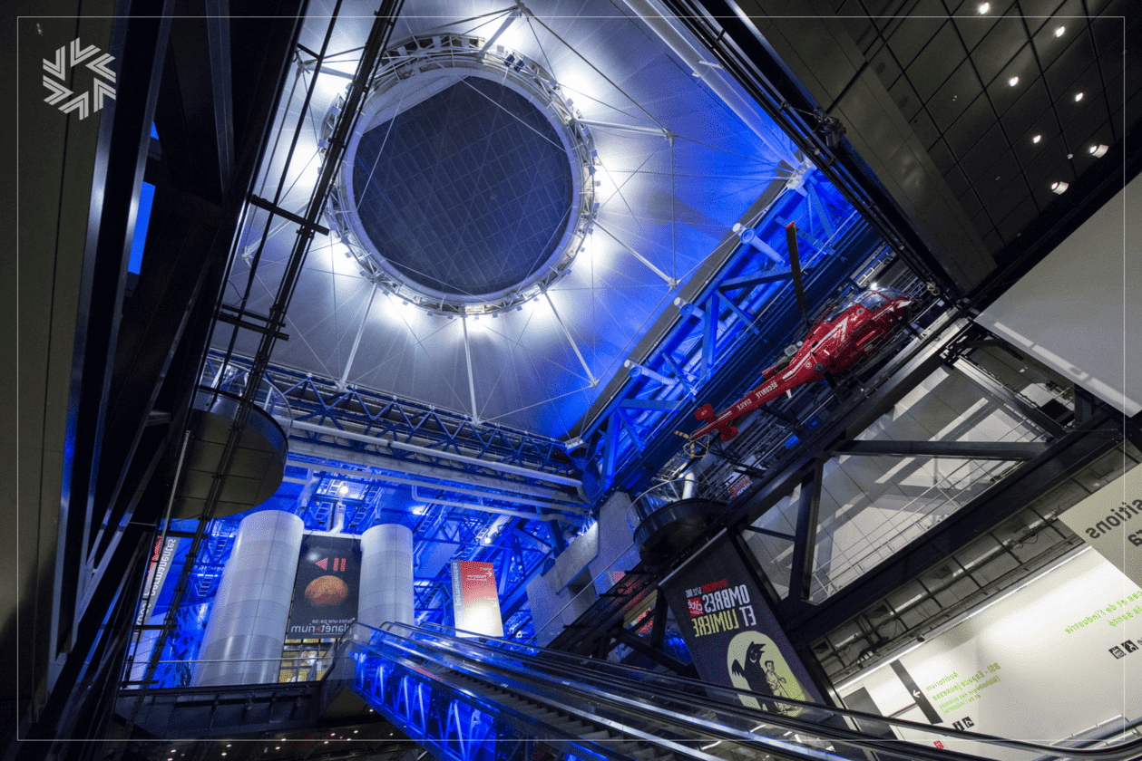 Lounge lumineux et design avant-gardiste pour soirée d’entreprise.