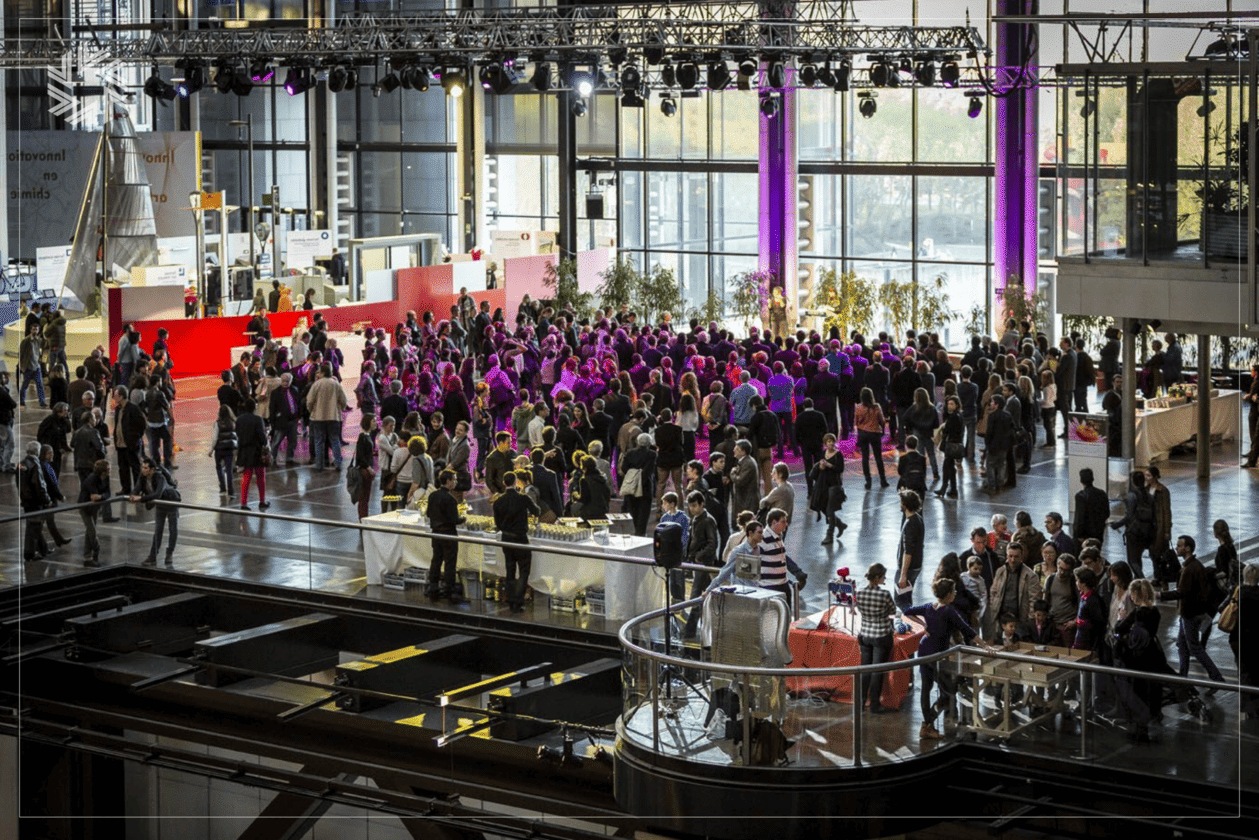 Invités profitant d’un décor avant-gardiste pendant un événement corporate.