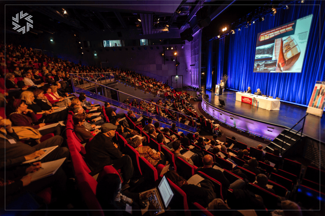 Assemblée générale prestigieuse dans la Bibliothèque au cadre institutionnel raffiné