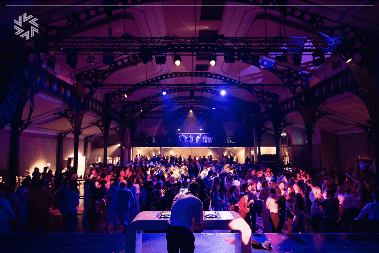 Ambiance lumineuse et décor immersif pour soirée professionnelle.