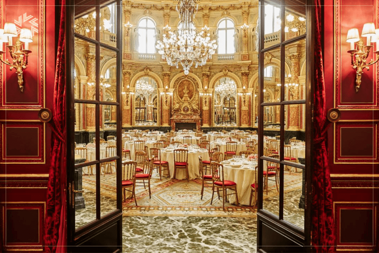 Rooftop de luxe à Paris offrant une vue panoramique sur la capitale.