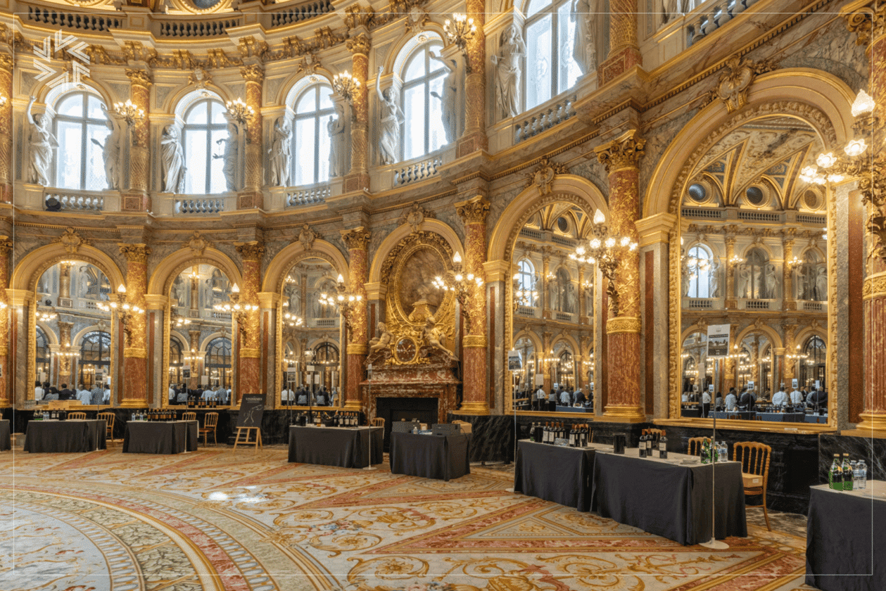 Comité de direction au travail dans un lieu événementiel premium