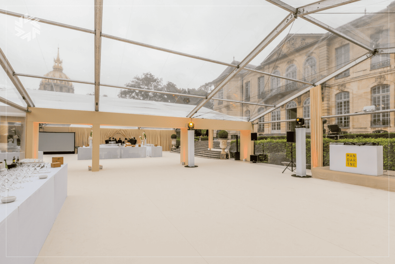 Soirée entreprise immersive avec scénographie artistique dans un espace patrimonial