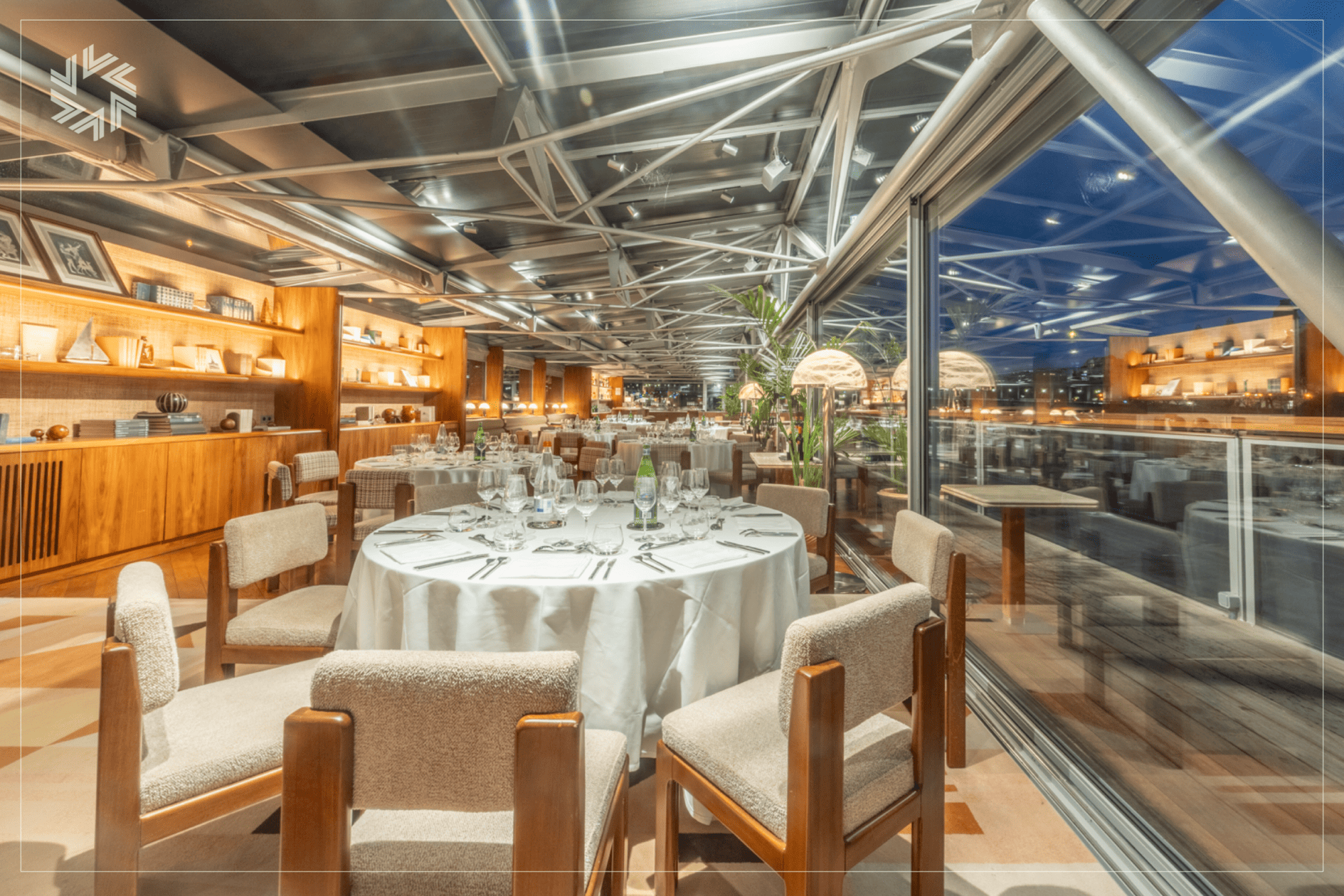 Éclairage raffiné et ambiance festive pour une soirée croisière corporate.