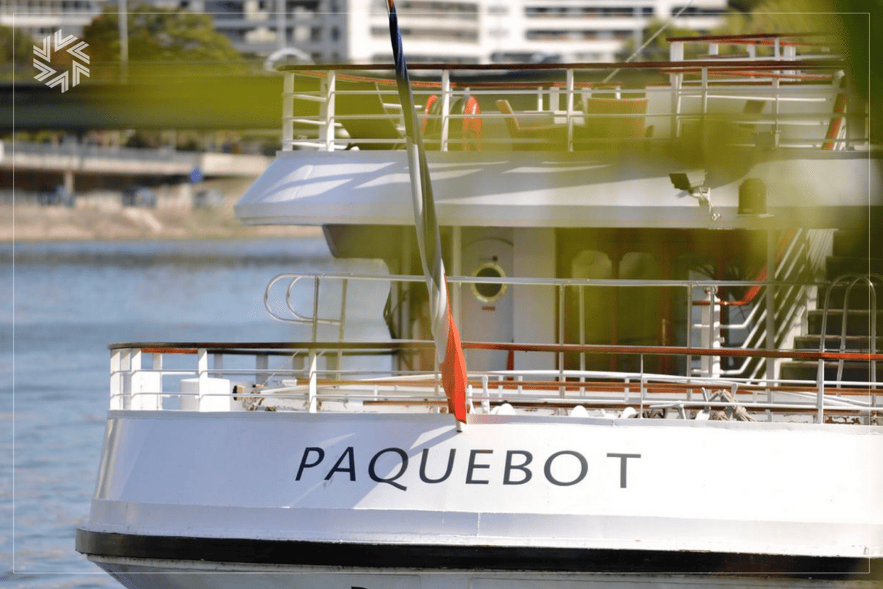 Dîner croisière d’entreprise sur la Seine avec vue sur Paris illuminé.