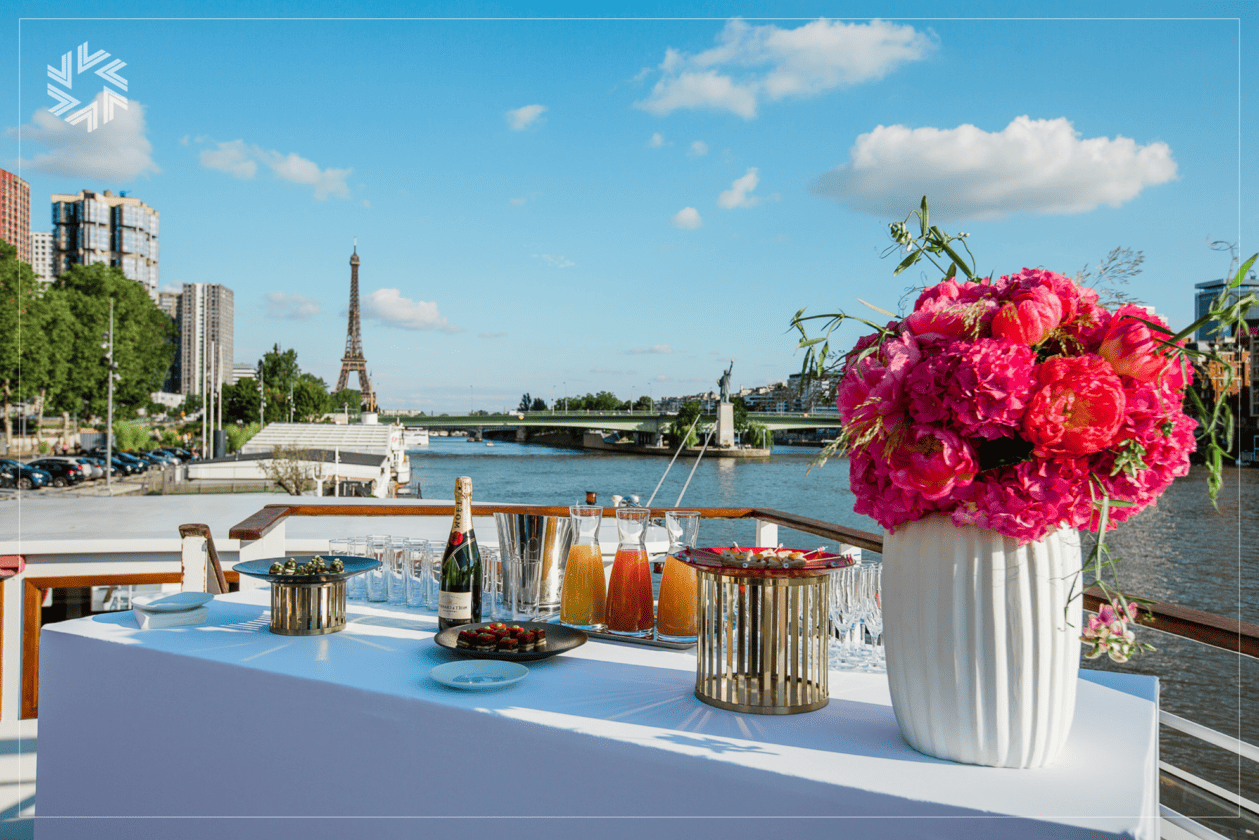 Vue panoramique sur les monuments de Paris depuis un bateau événementiel.