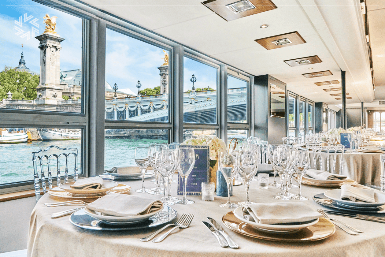 Table dressée élégamment à bord d’un yacht pour un dîner professionnel.