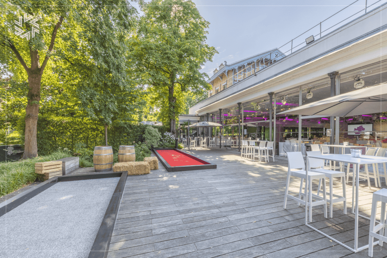 Parcours immersif guidant les invités dans un showroom corporate.