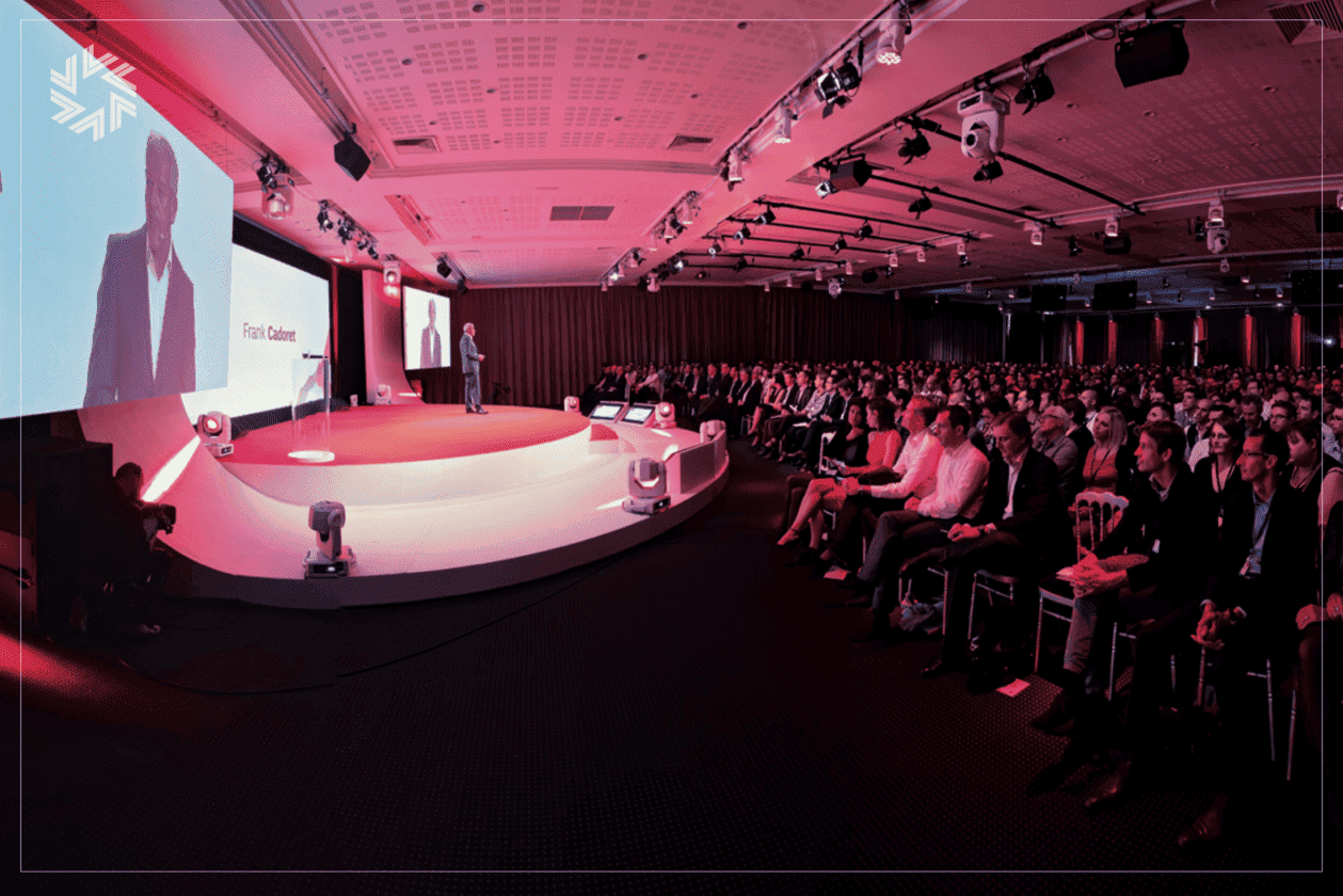 Conférence d’experts et débats économiques dans la Bibliothèque au cadre institutionnel raffiné