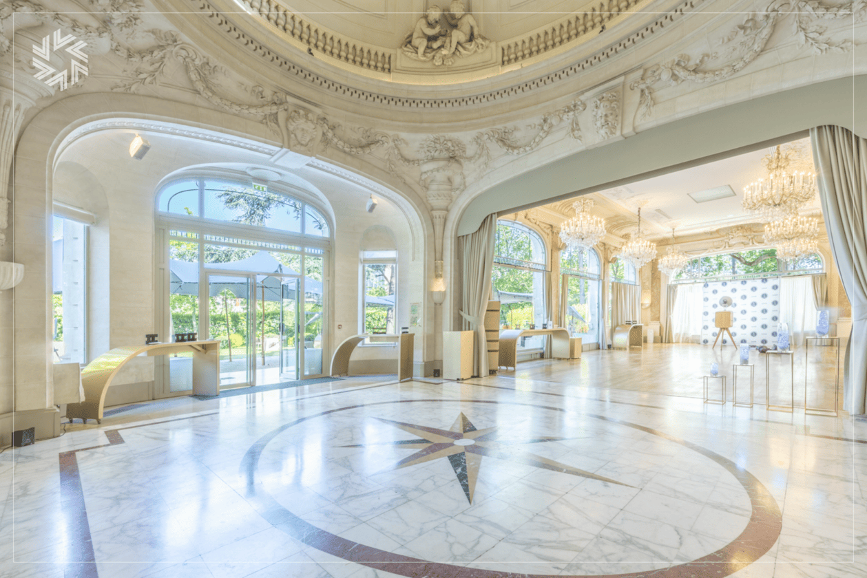 Équipe événementielle coordonnant un showroom sur mesure à Paris.
