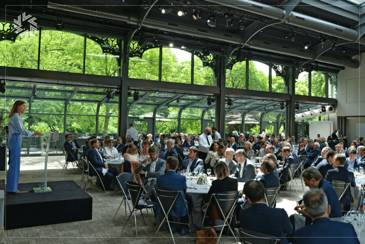 Networking après un kick-off entreprise dans un lieu prestigieux parisien