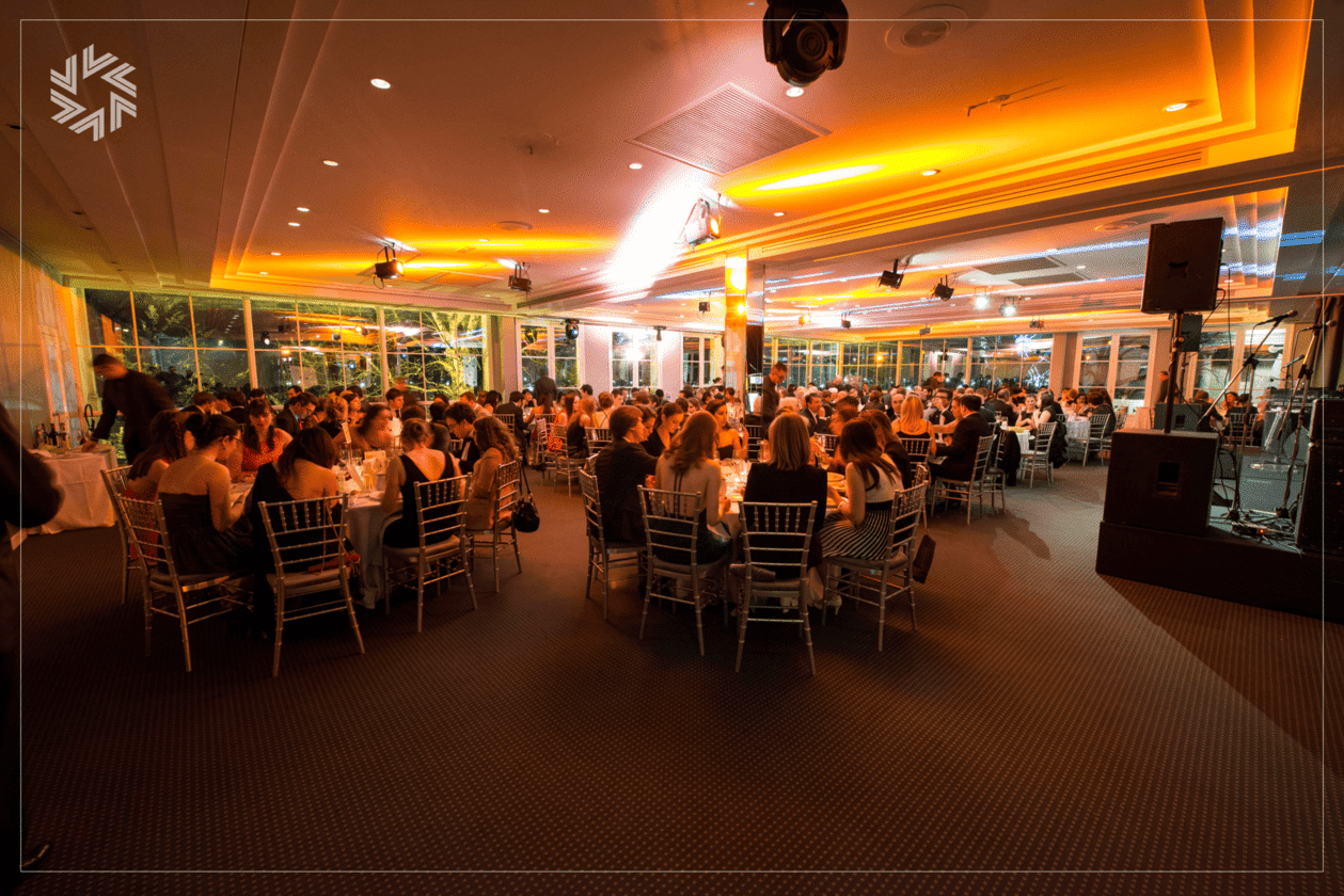 Moment convivial partagé entre consultants et partenaires clients.