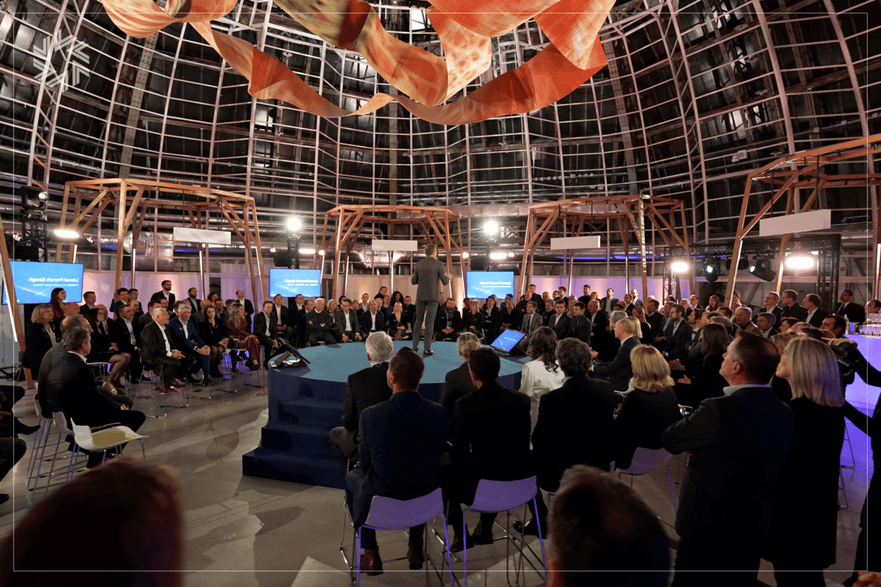 Invités participant à une soirée de cohésion dans un lieu prestigieux.