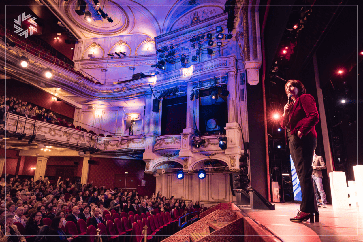 Discours de dirigeants pendant un événement corporate de transition.