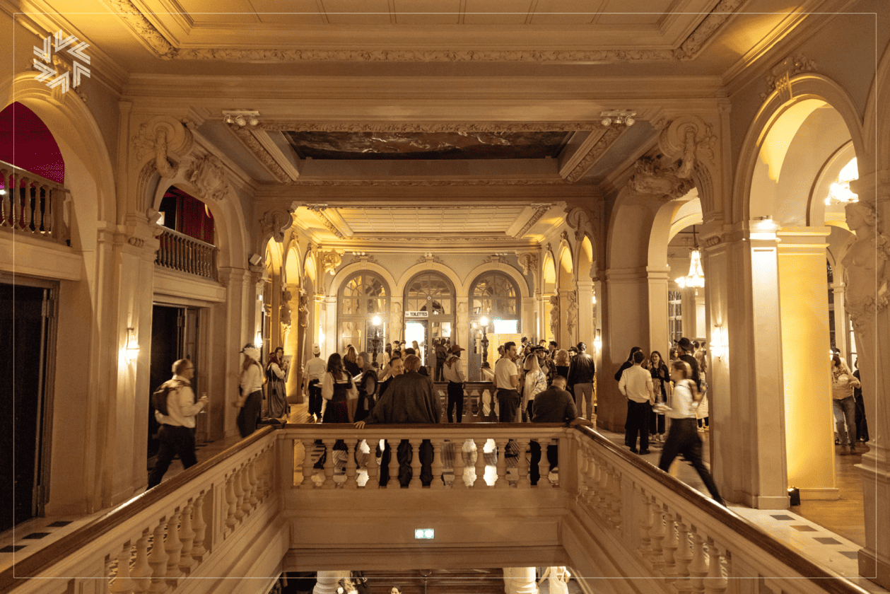 Invités plongés dans un univers sensoriel lors d’un événement corporate.