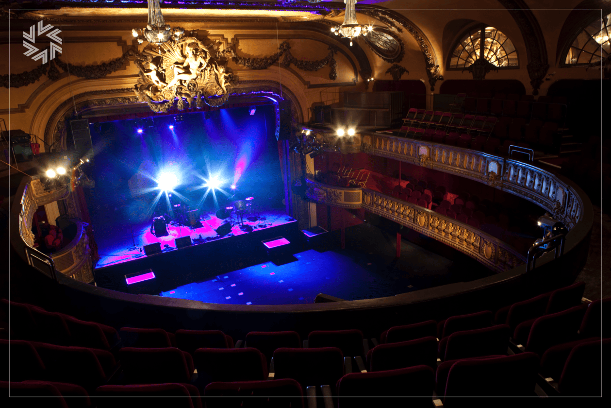 Performance artistique numérique dans un décor événementiel futuriste.